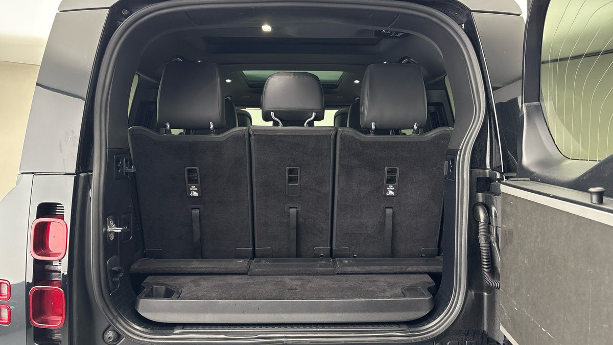 Land Rover Defender 130 Image 11