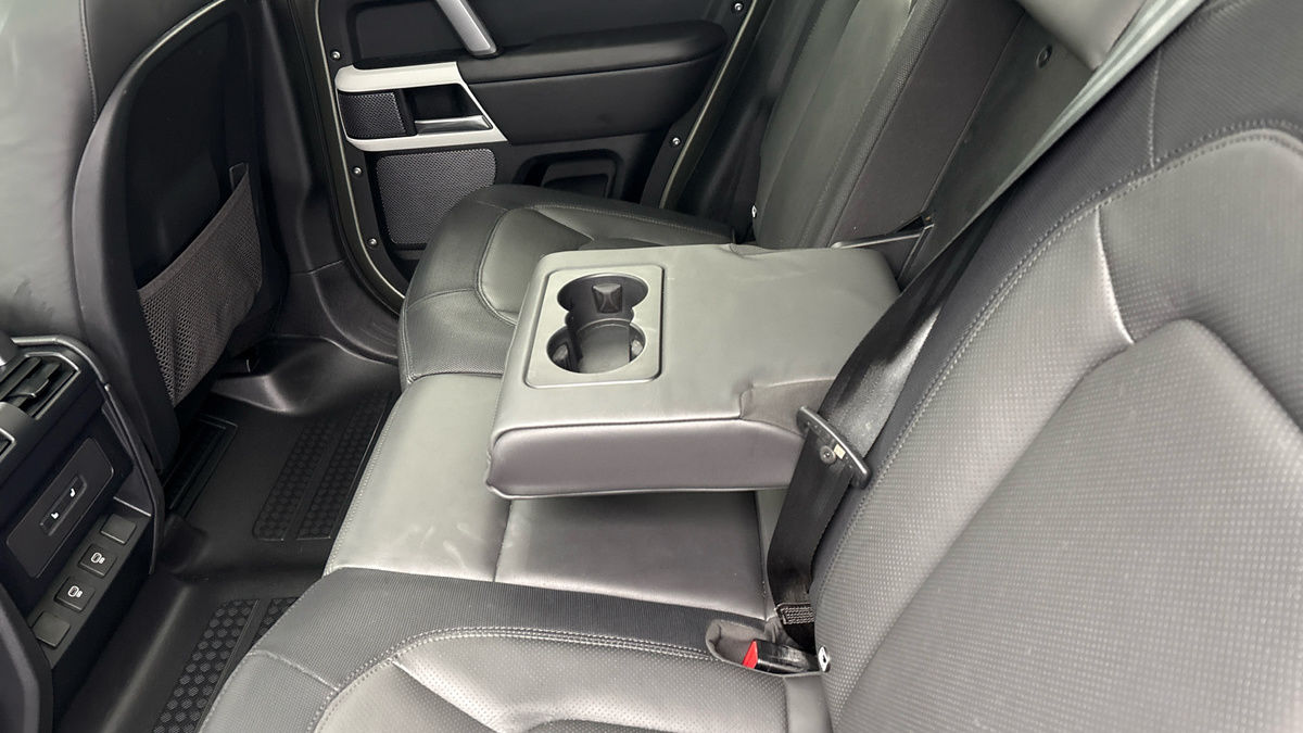 Land Rover Defender 110 Image 9