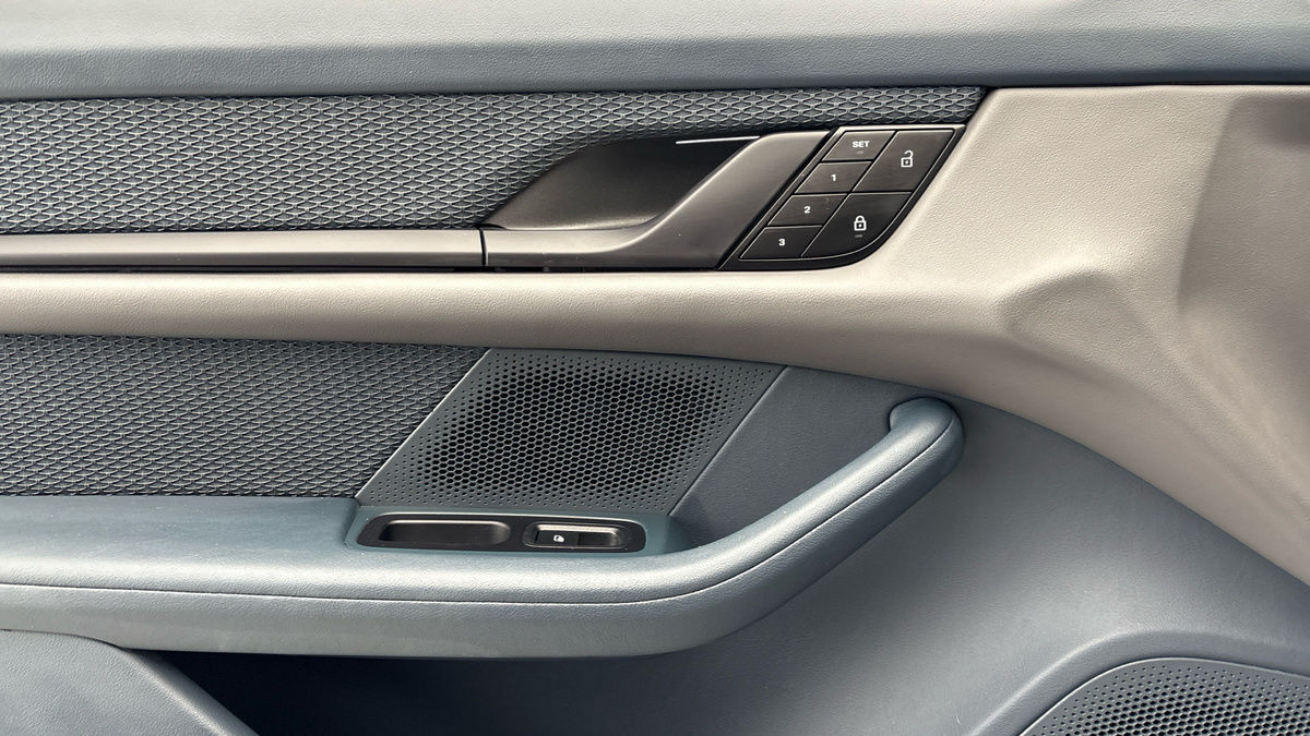 Porsche Taycan Image 19