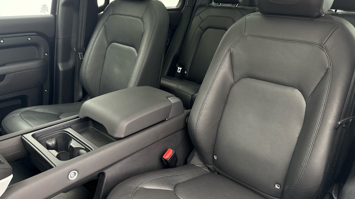 Land Rover Defender 110 Image 7
