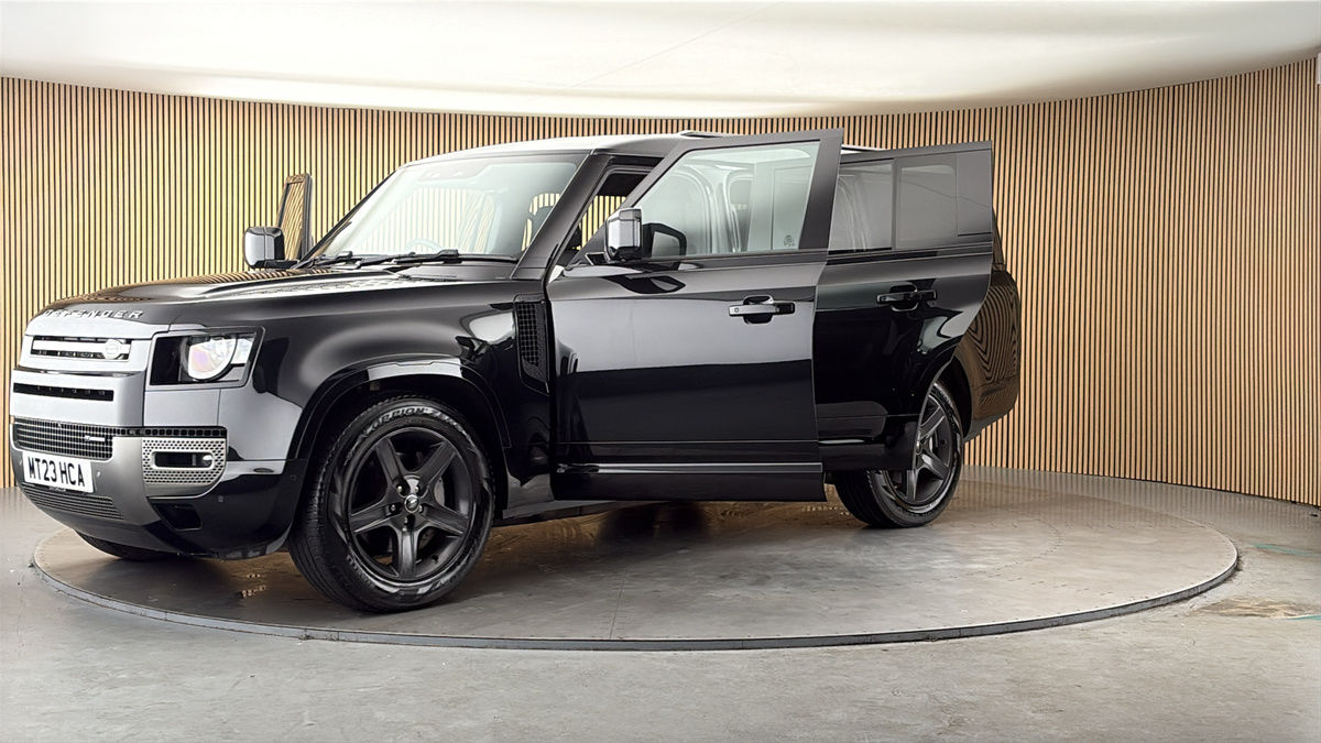 Land Rover Defender 130 Image 22