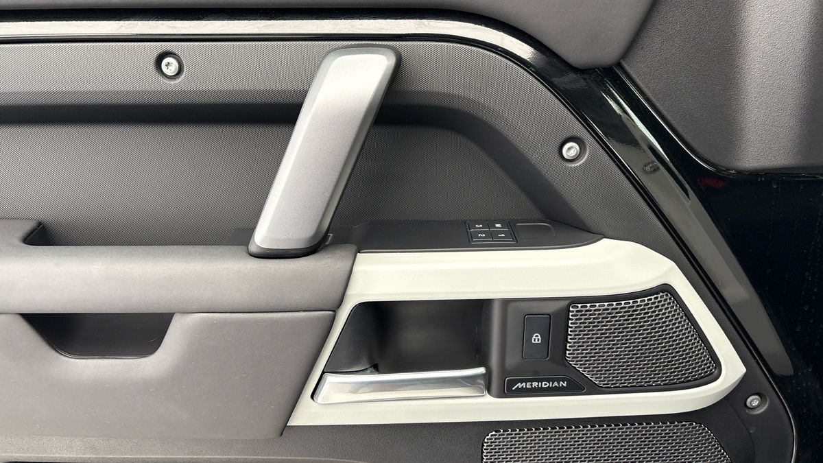 Land Rover Defender 110 Image 19