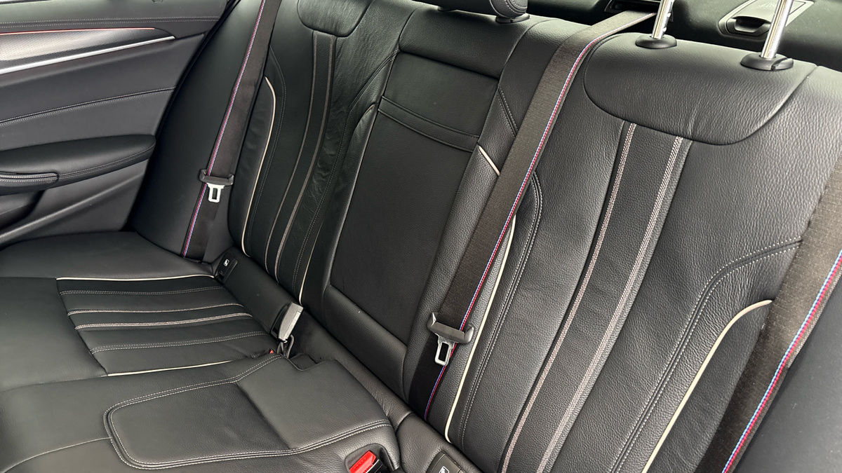 BMW 5 Series Image 8