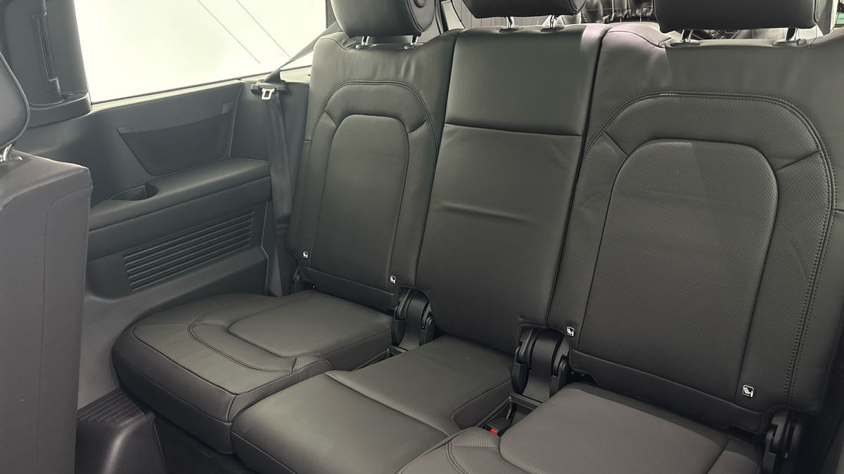 Land Rover Defender 130 Urban Image 29