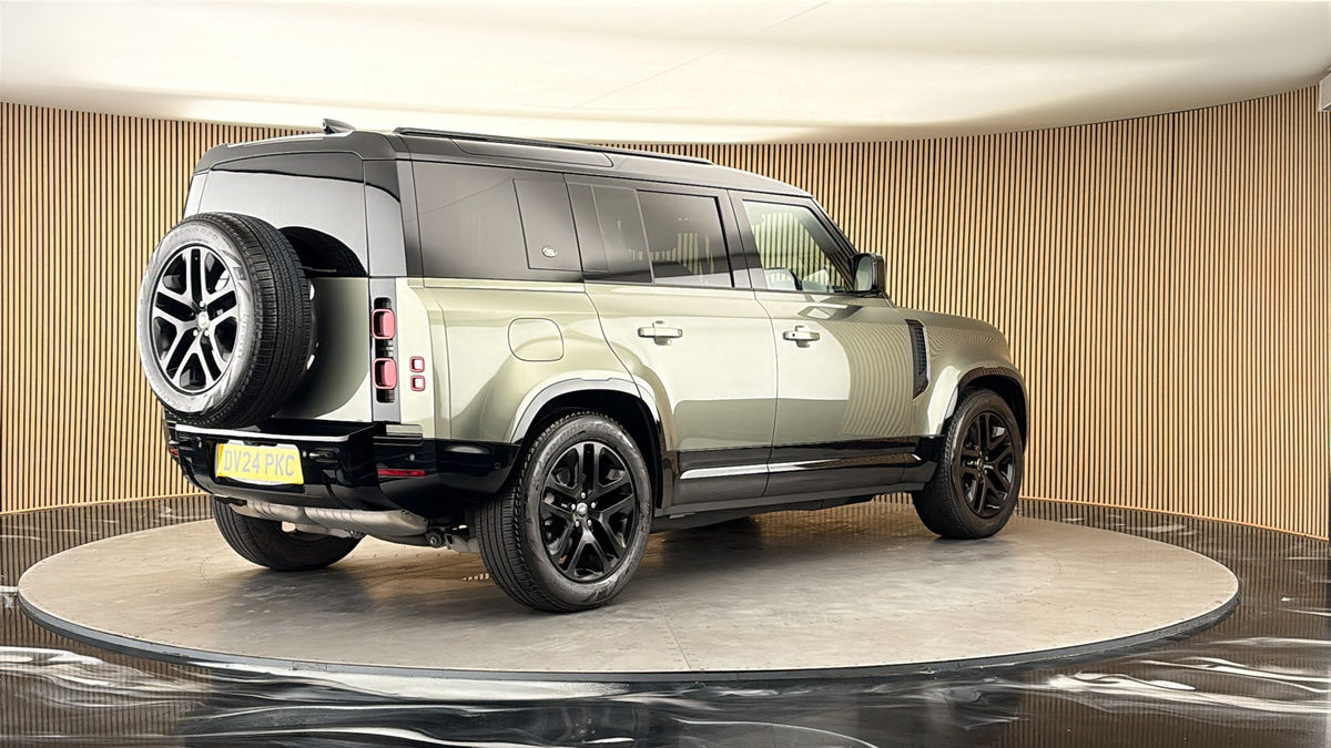 Land Rover Defender 110 Image 21