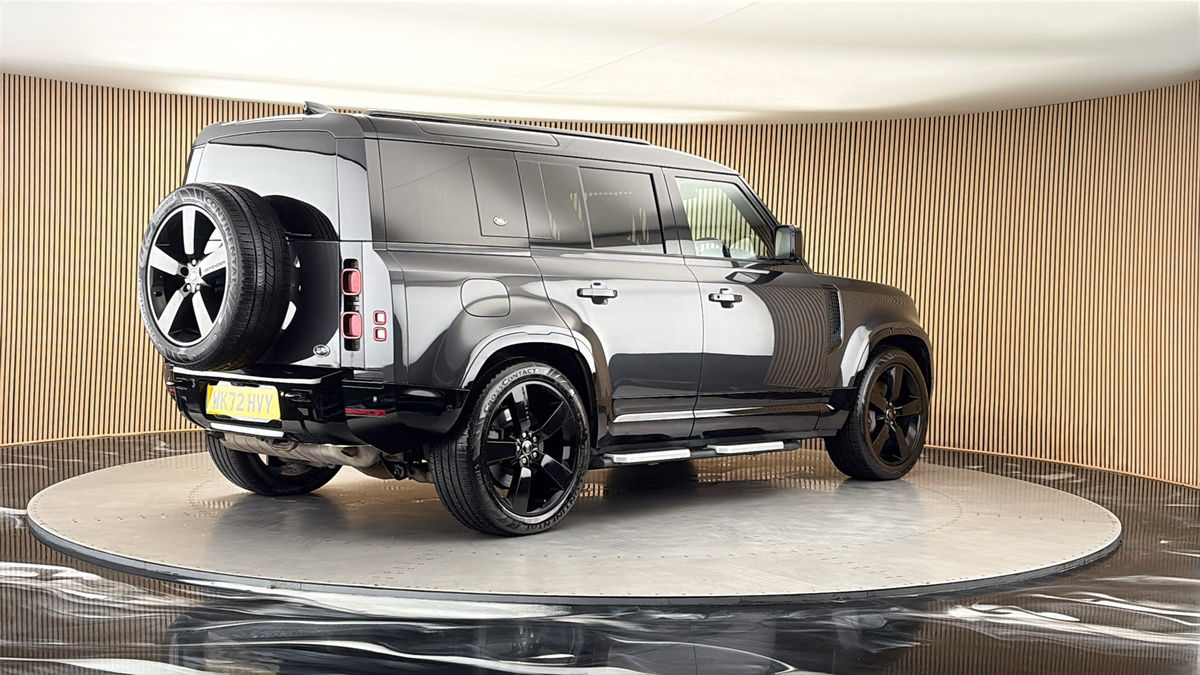 Land Rover Defender 110 Image 21