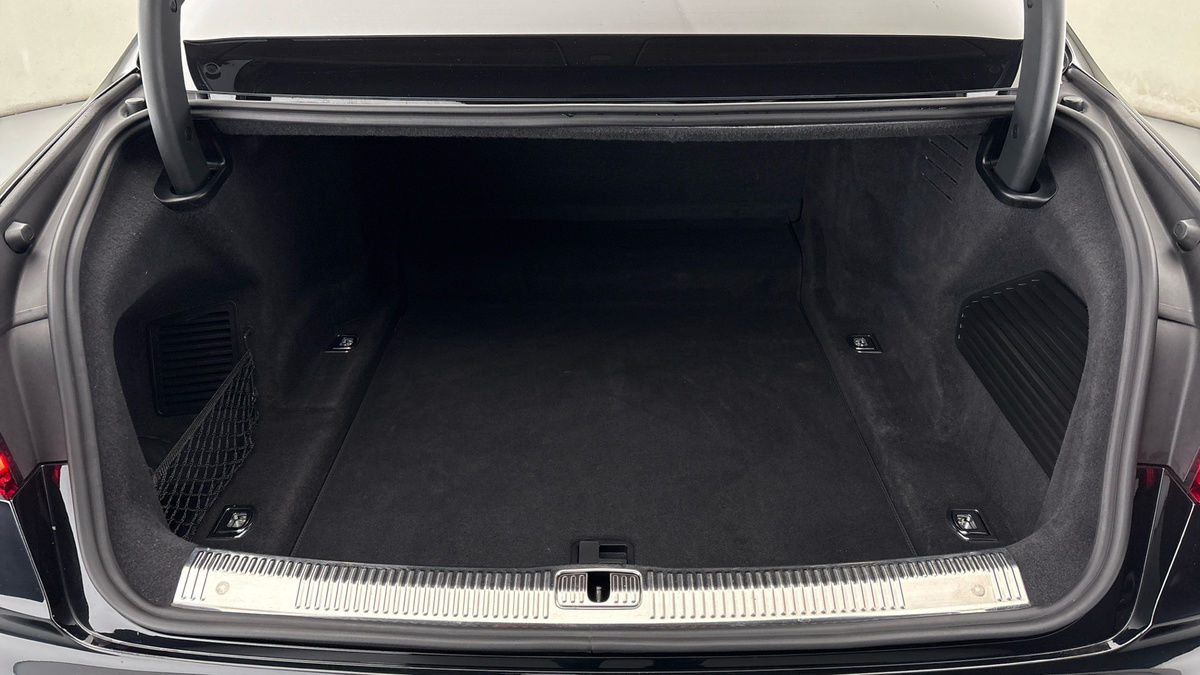 Audi A8 Image 11