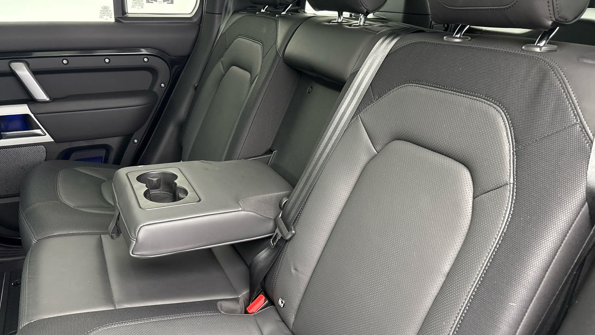 Land Rover Defender 110 Image 9