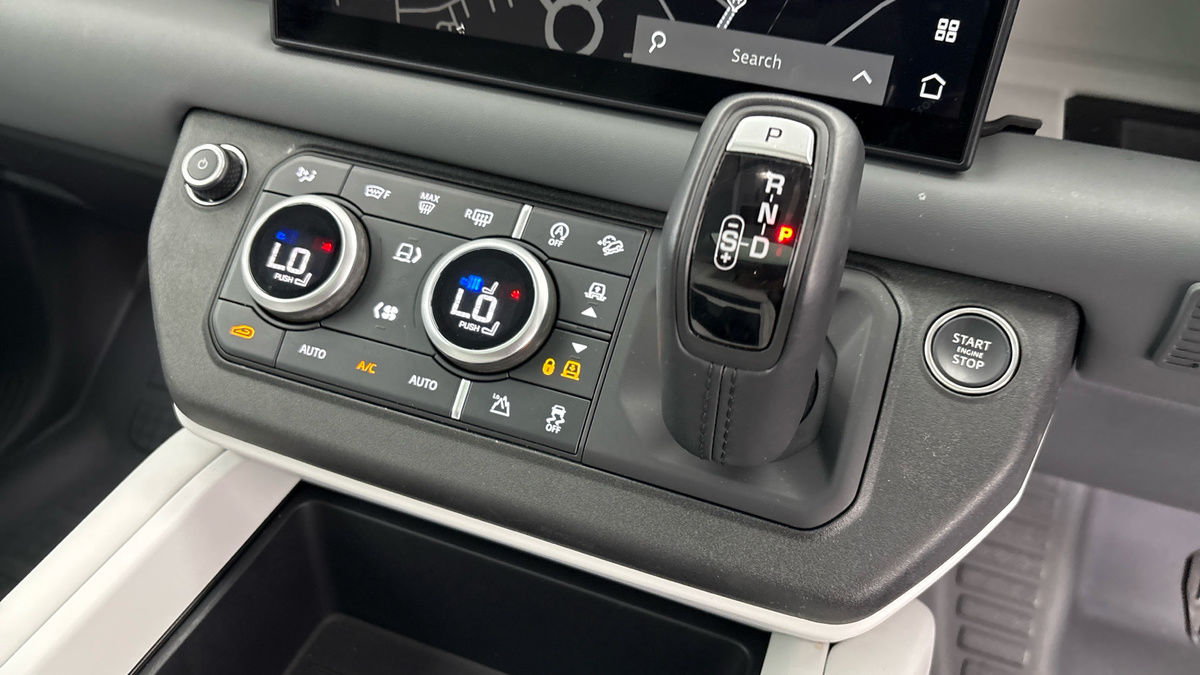Land Rover Defender 110 Image 25