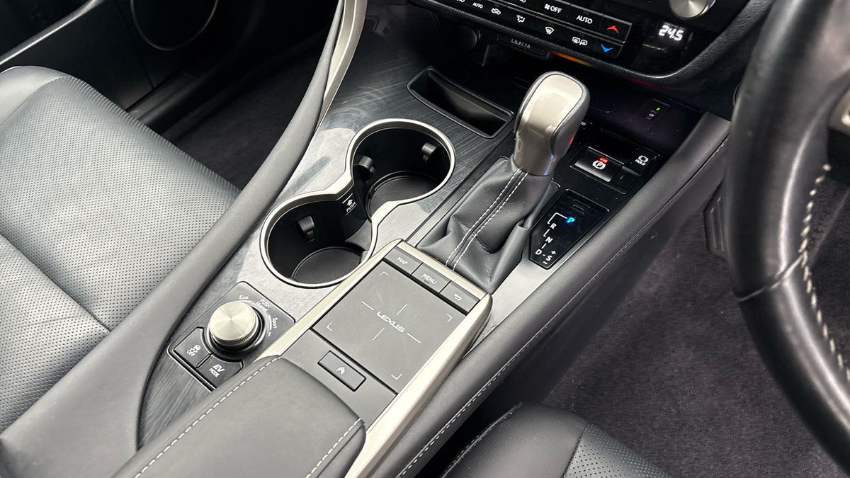 Lexus RX Image 6
