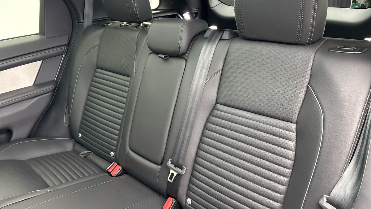 Land Rover Discovery Sport Image 8