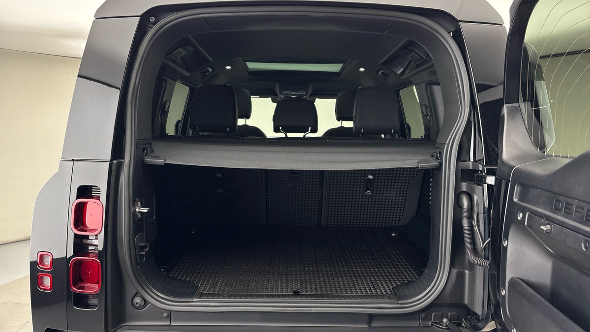 Land Rover Defender 110 Image 11