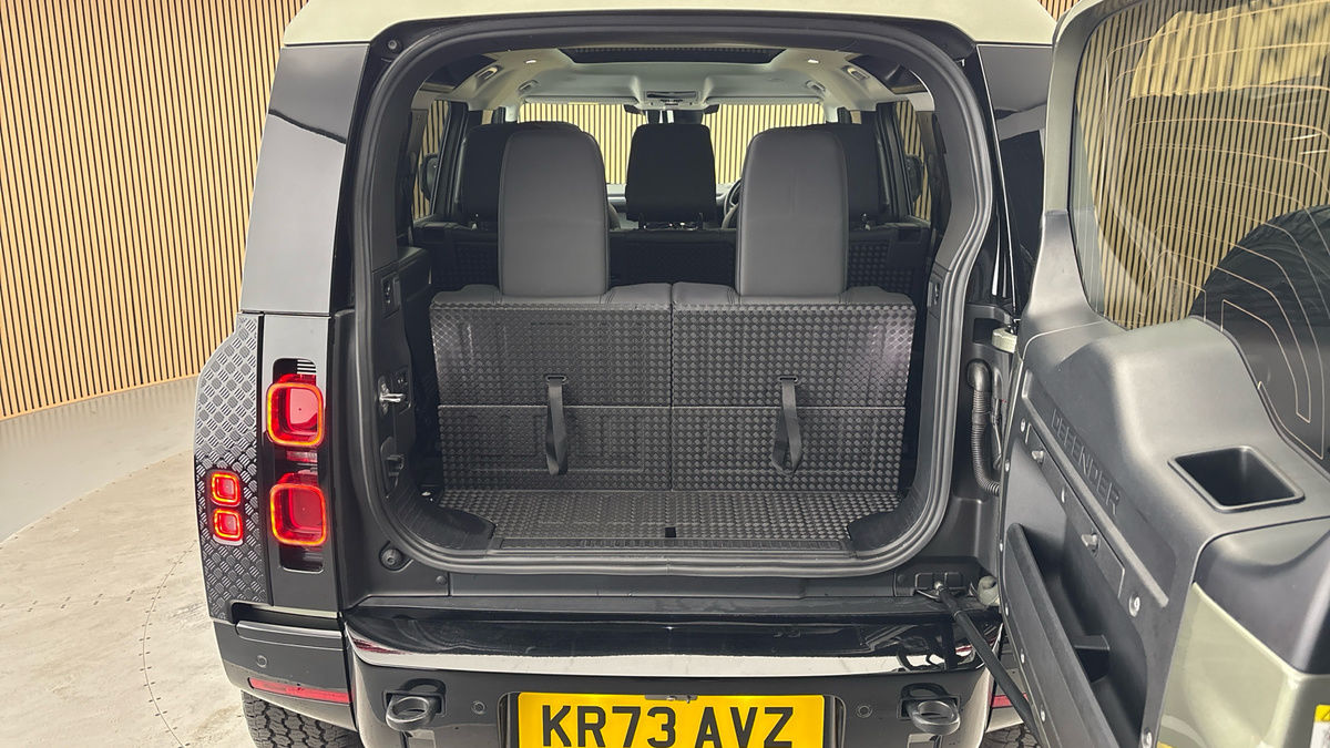 Land Rover Defender 110 Image 11