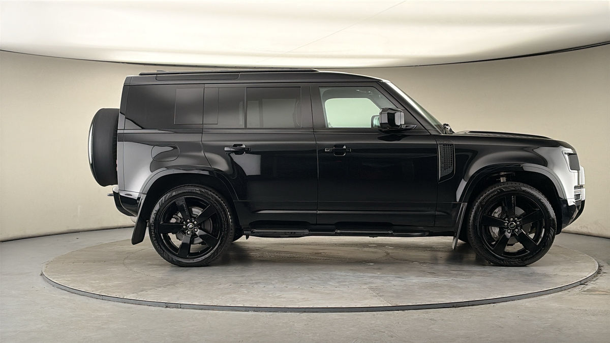 Land Rover Defender 110 Image 16