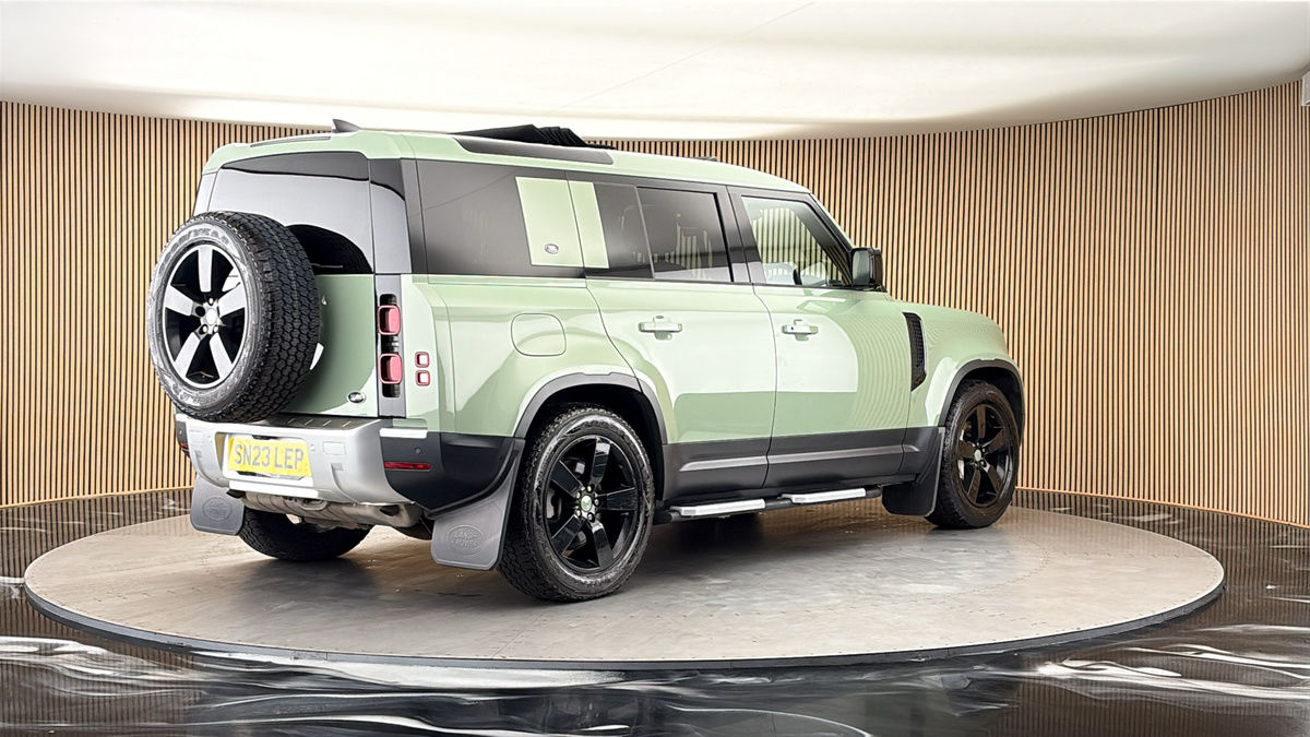 Land Rover Defender 110 Image 21