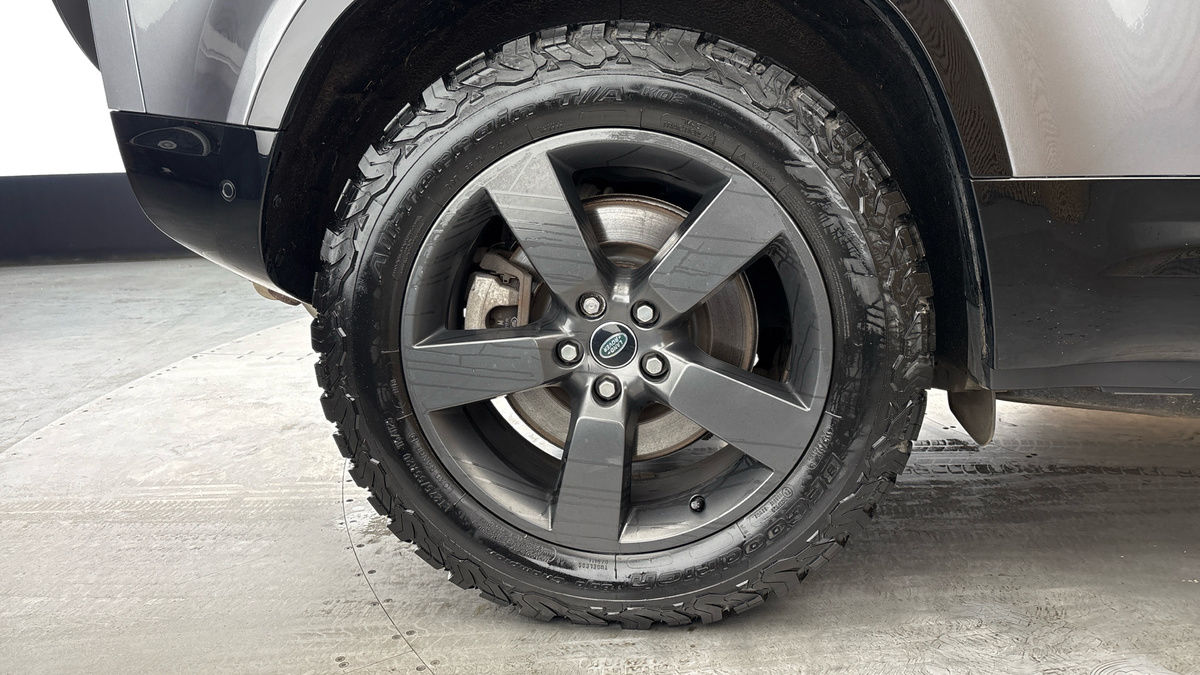 Land Rover Defender 110 Image 10