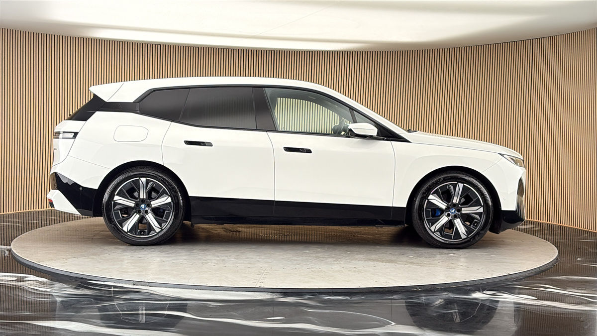 BMW iX Image 16