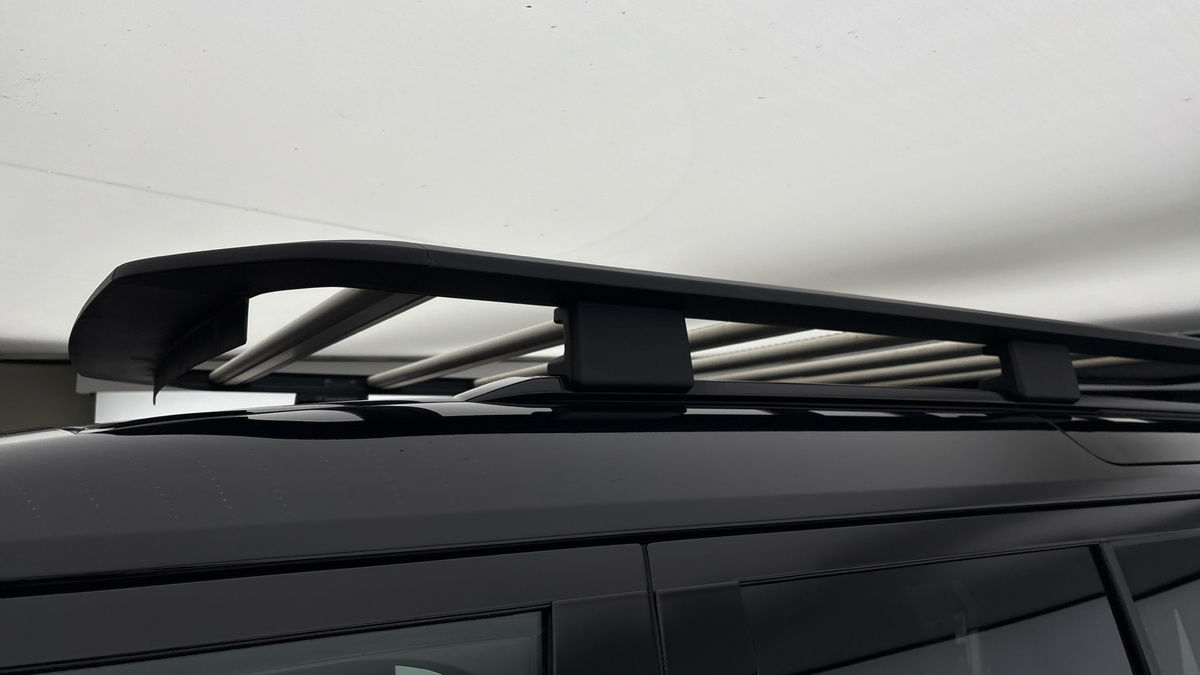 Land Rover Defender 110 Image 25