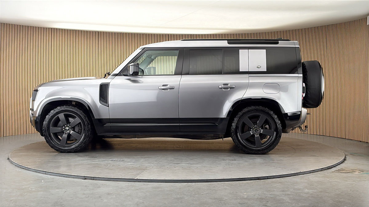 Land Rover Defender 110 Image 15