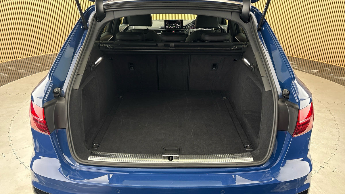 Audi A4 Avant Image 11