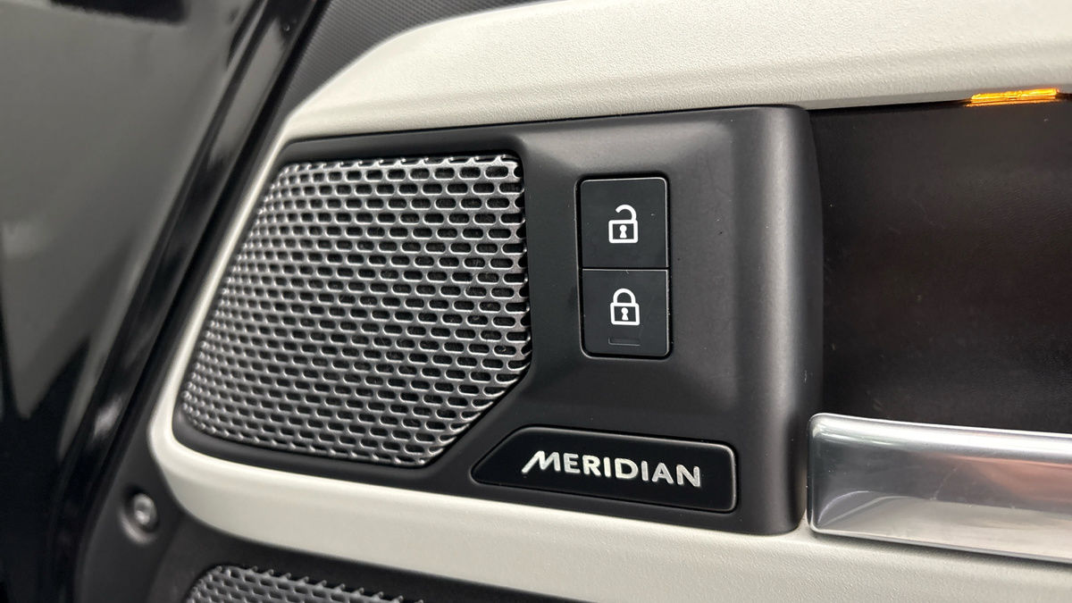 Land Rover Defender 90 Image 25