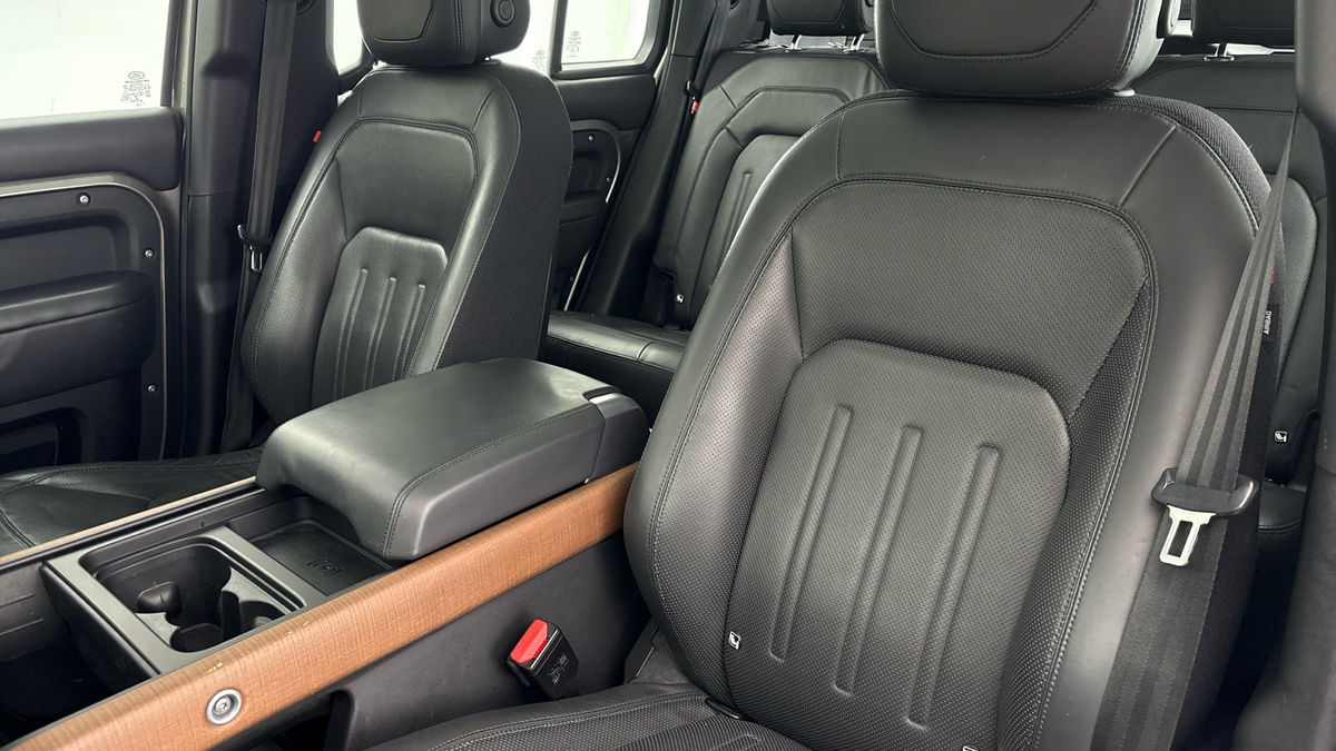 Land Rover Defender 110 Image 7