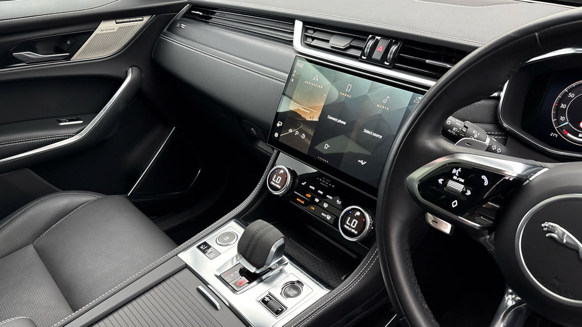 Jaguar F-PACE Image 18