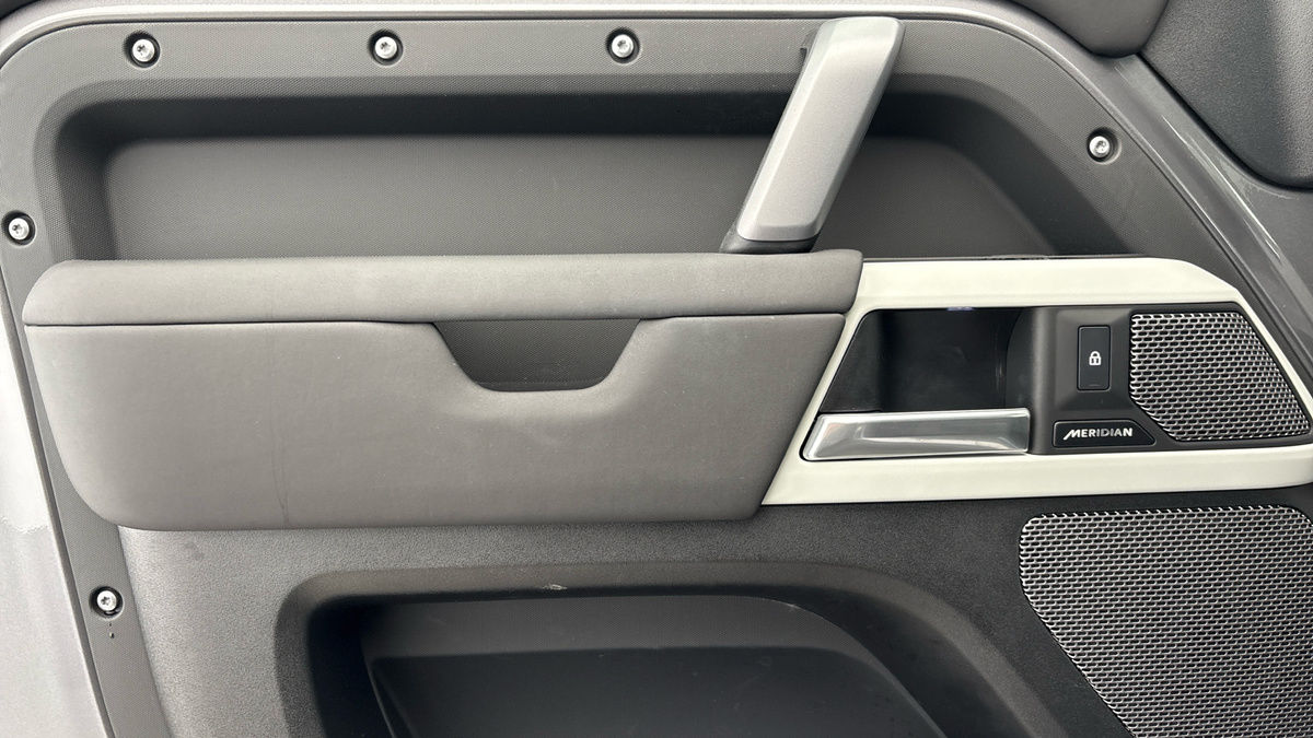 Land Rover Defender 110 Image 19