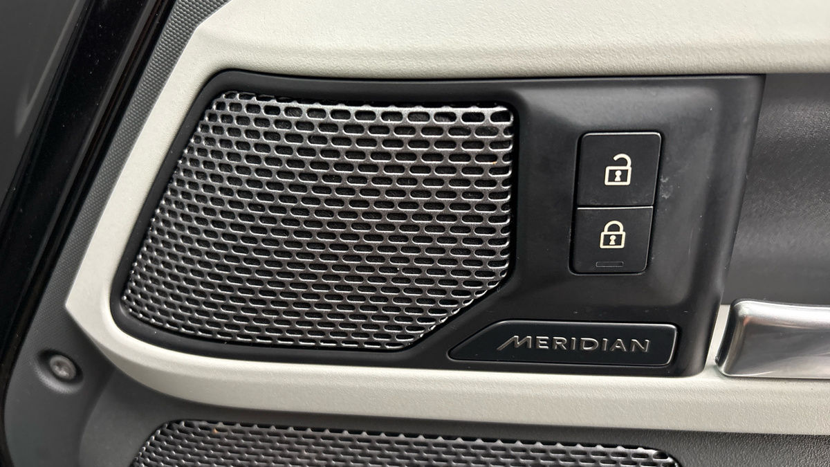 Land Rover Defender 110 Image 26