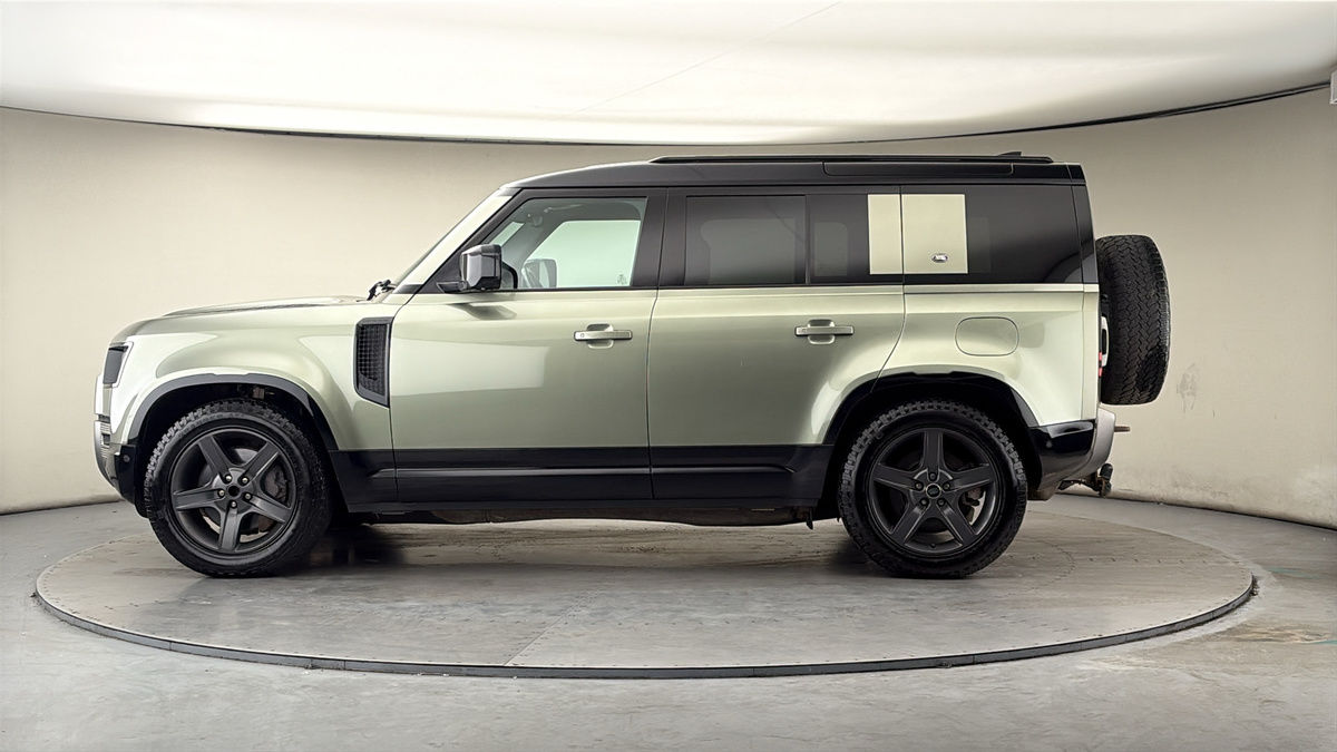 Land Rover Defender 110 Image 15