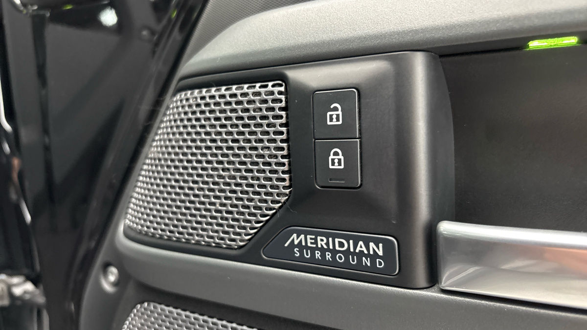 Land Rover Defender 110 Image 28