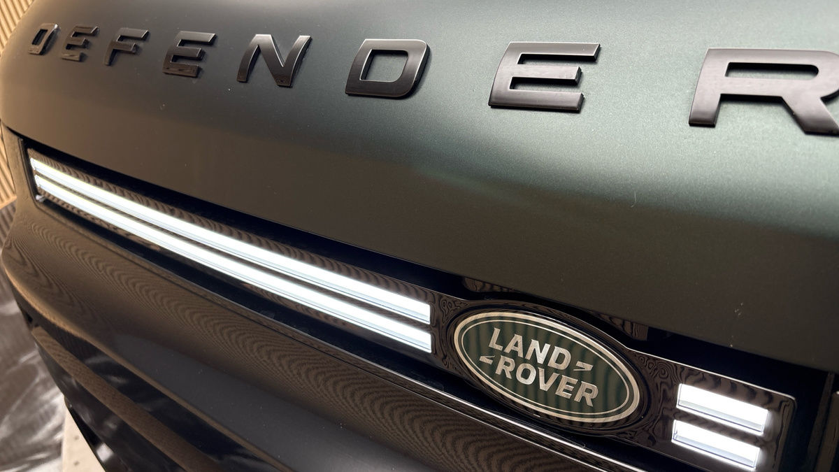 Land Rover Defender 110 Image 24