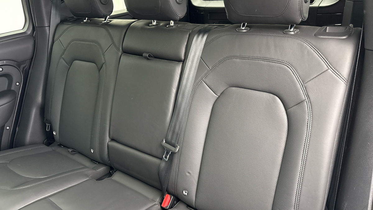 Land Rover Defender 110 Image 8