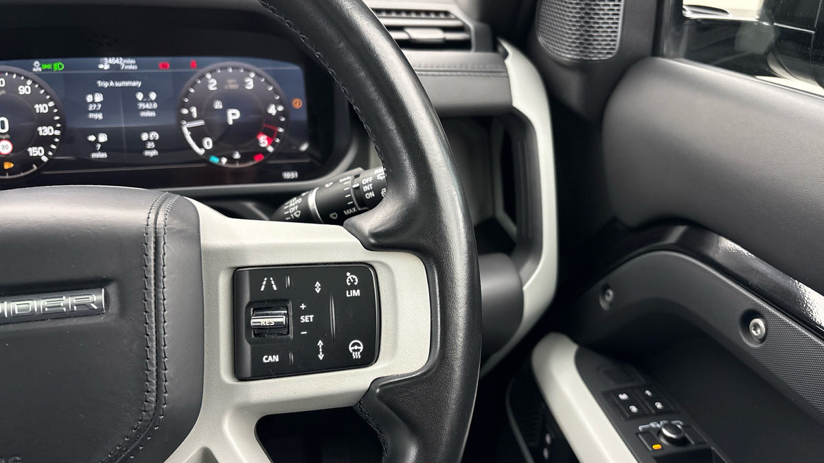Land Rover Defender 110 Image 14