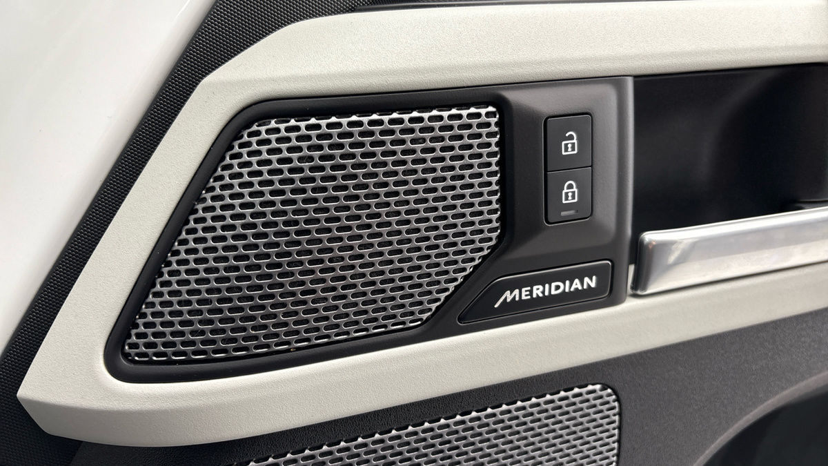 Land Rover Defender 90 Image 25