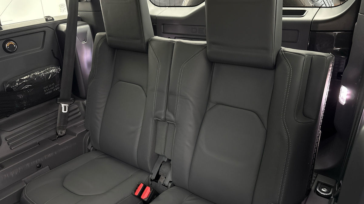 Land Rover Defender 110 Image 35
