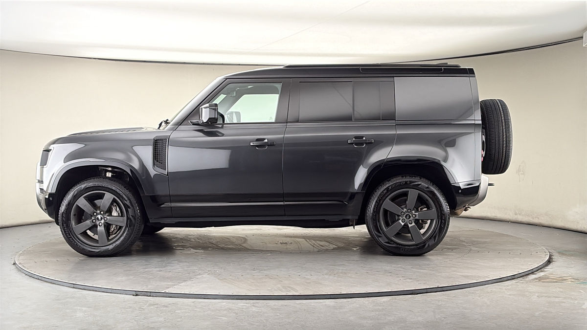 Land Rover Defender 110 Image 15