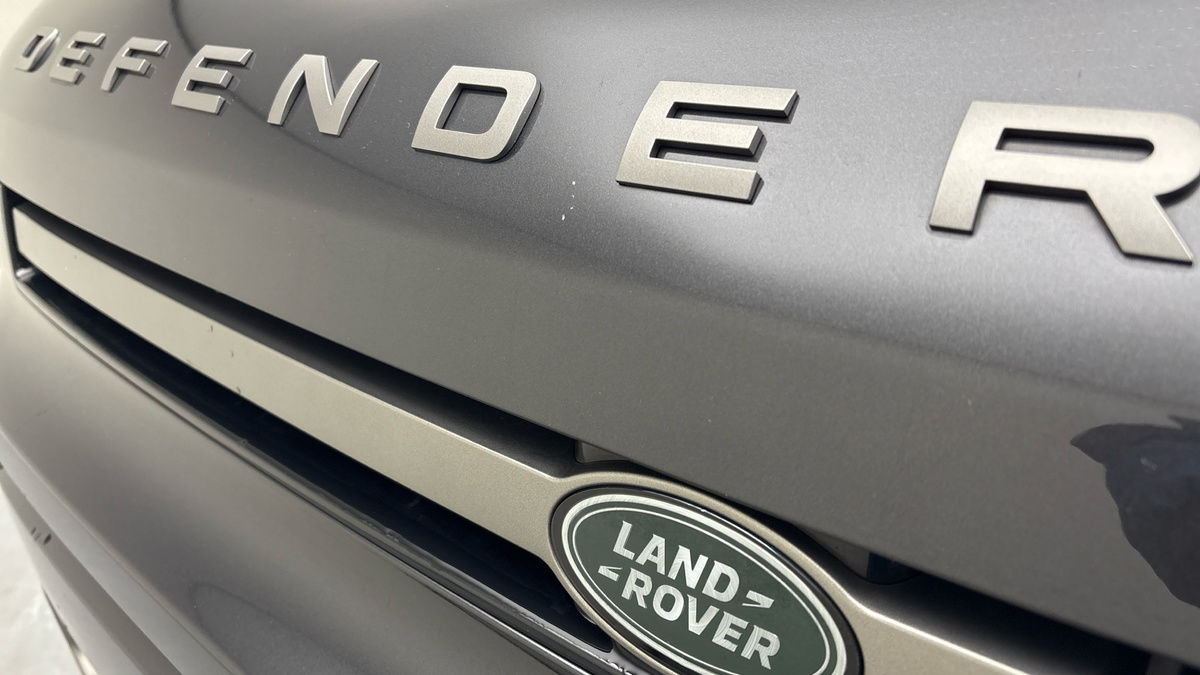 Land Rover Defender 110 Image 24