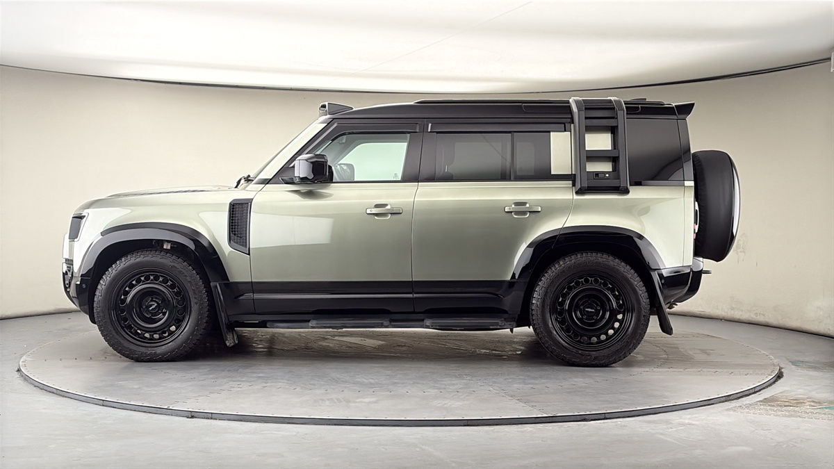 Land Rover Defender 110 Image 15