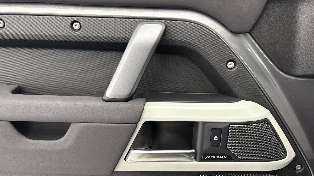 Land Rover Defender 110 Image 19