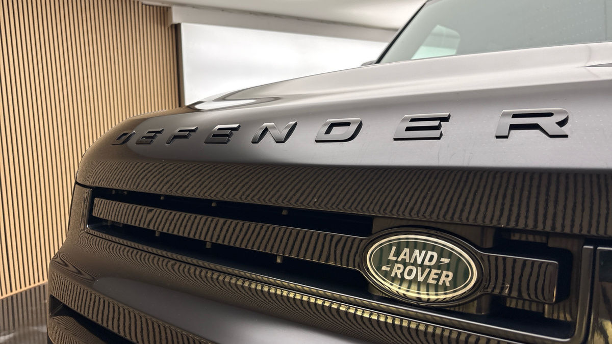 Land Rover Defender 110 Image 24