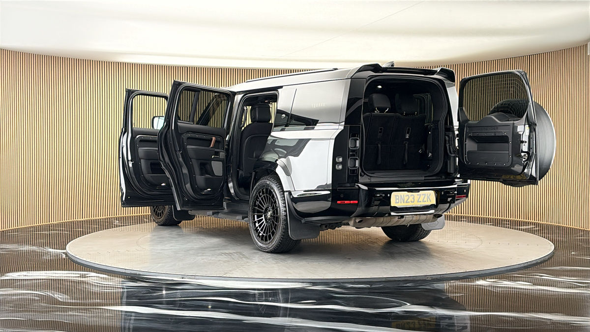 Land Rover Defender 130 Urban Image 23