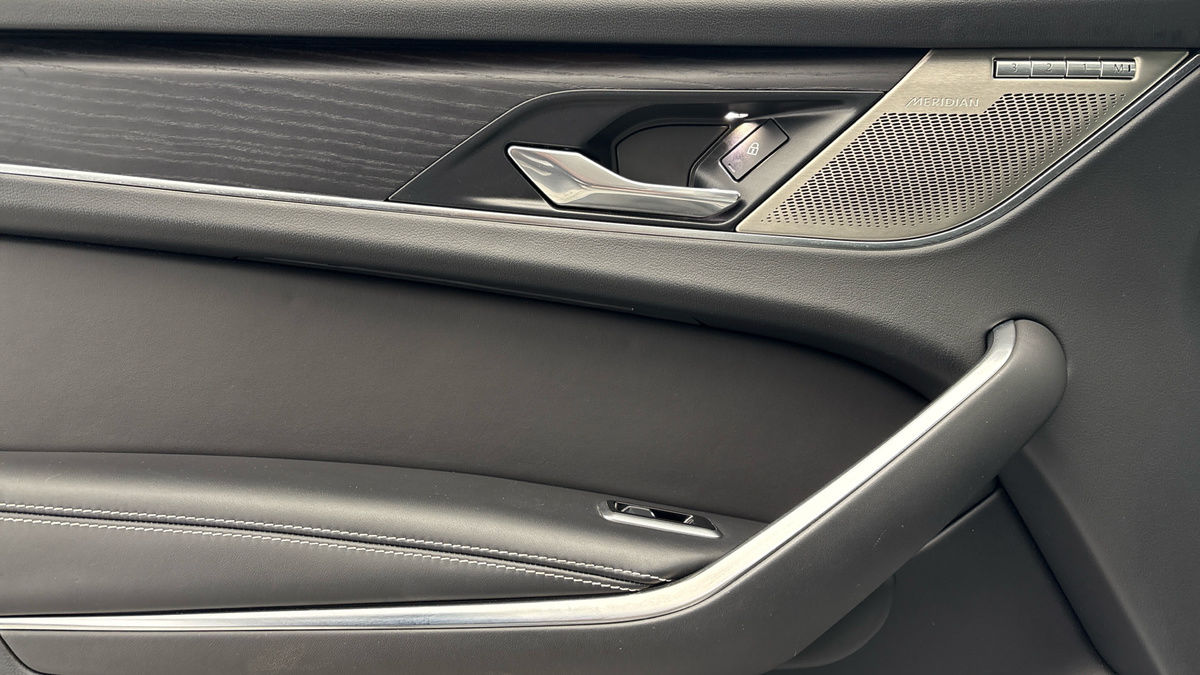 Jaguar F-PACE Image 19