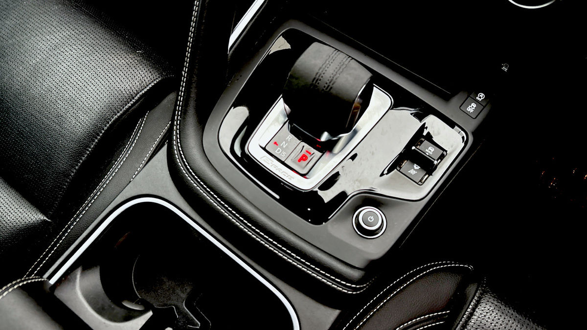 Jaguar E-PACE Image 6