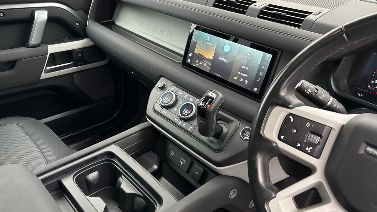 Land Rover Defender 110 Image 18