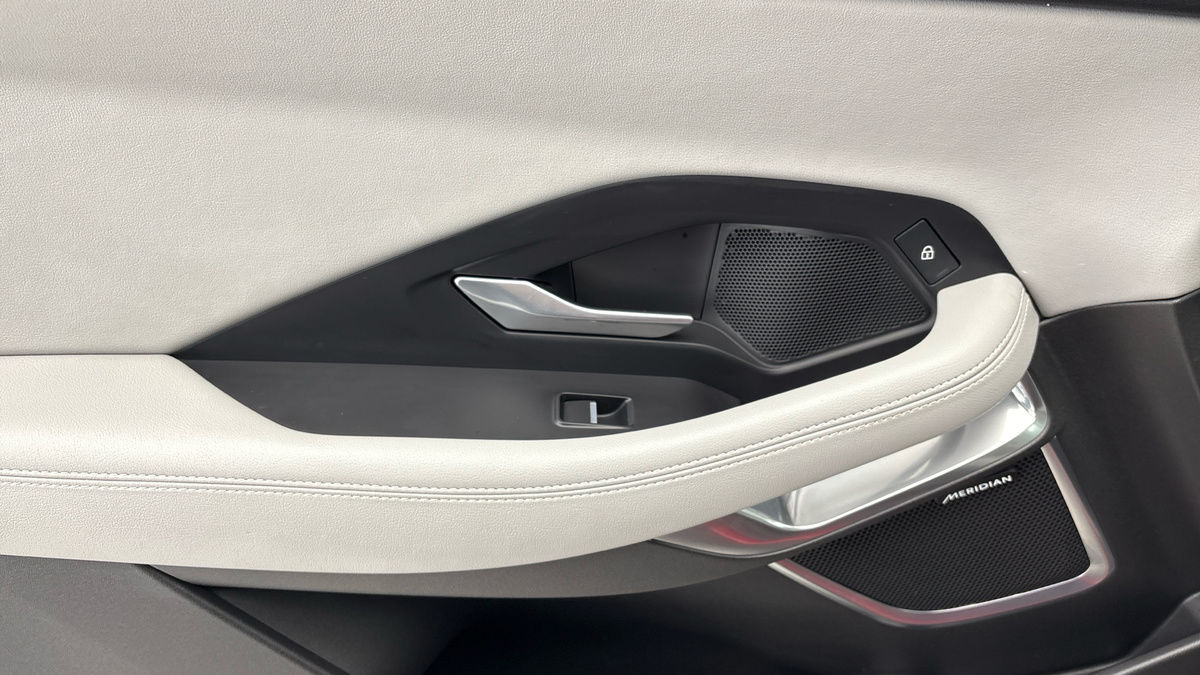 Jaguar E-PACE Image 19