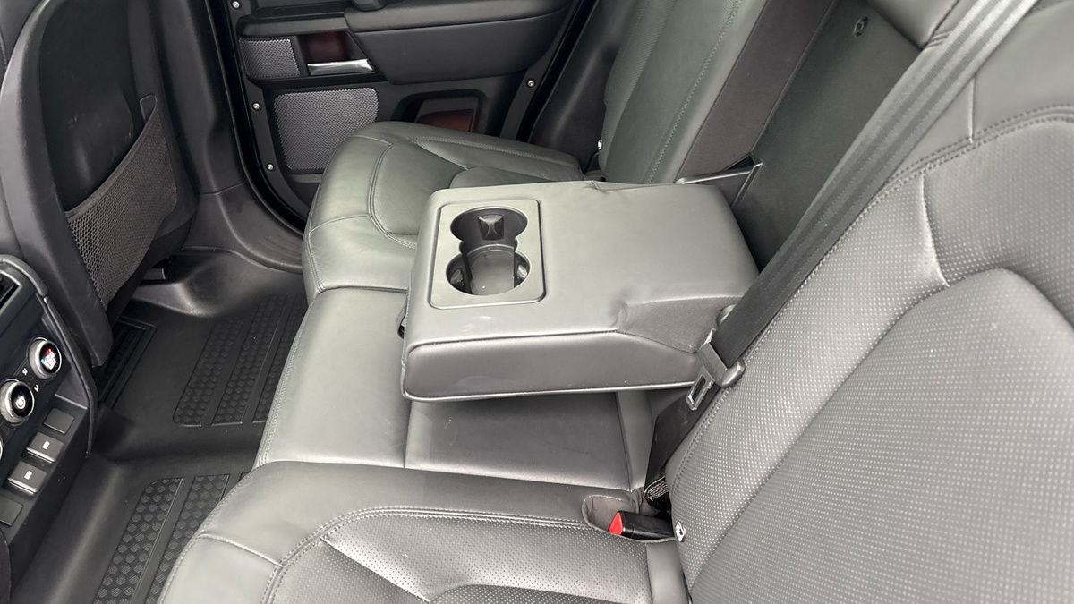 Land Rover Defender 110 Image 9