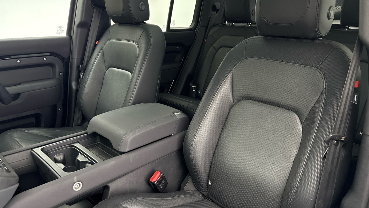 Land Rover Defender 110 Image 7