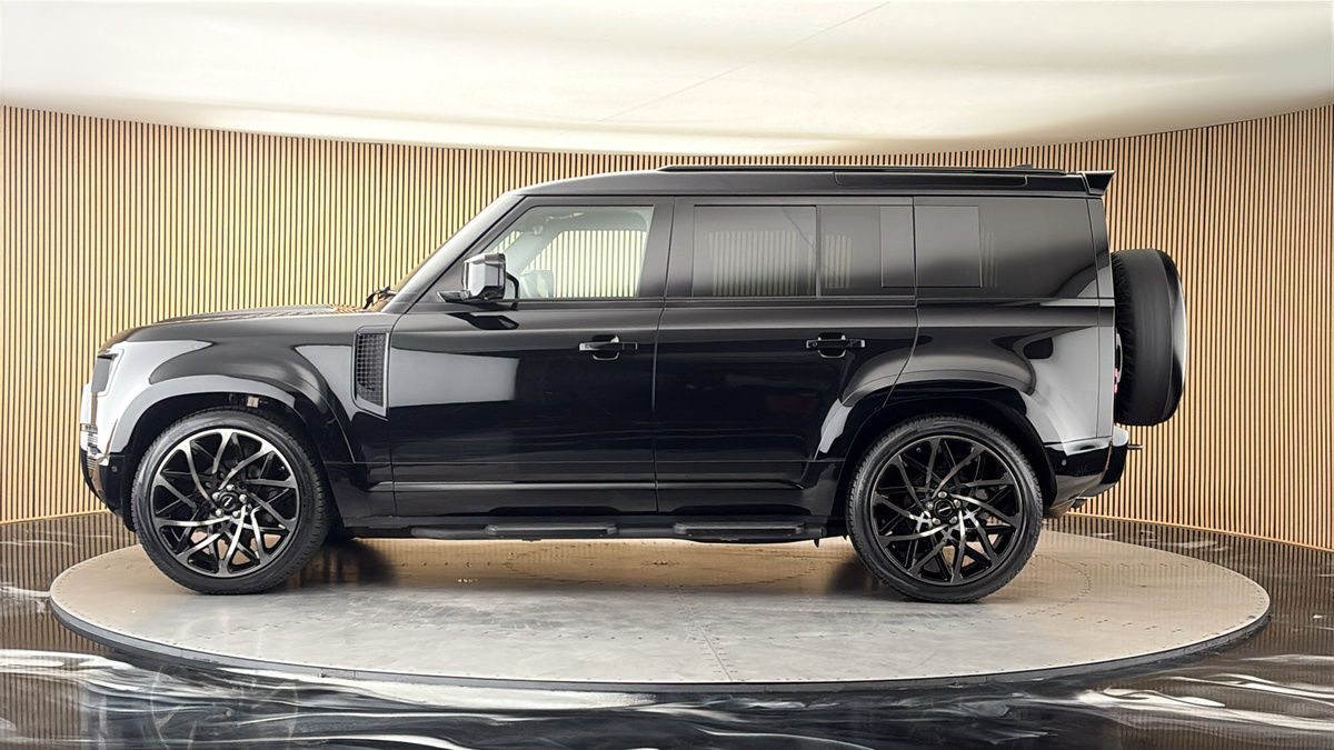 Land Rover Defender 110 Image 15