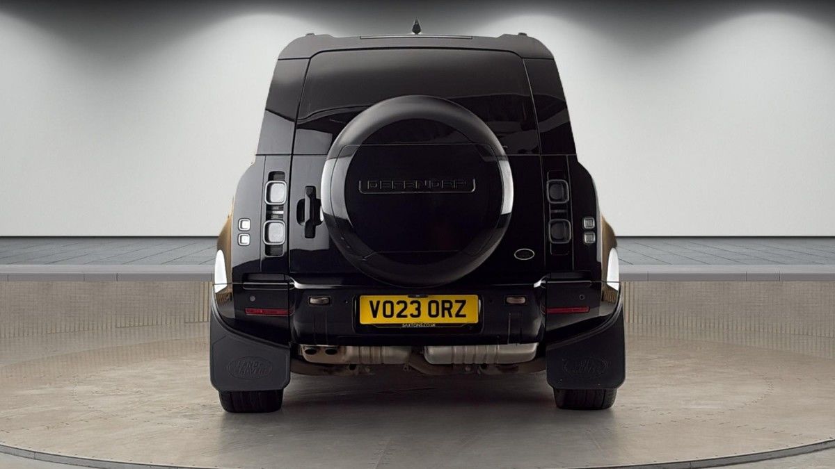 Land Rover Defender 110 Image 4